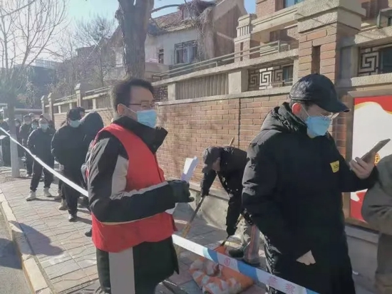 迎战“奥密克戎”！市委政法委机关干部下沉一线参加疫情防控！